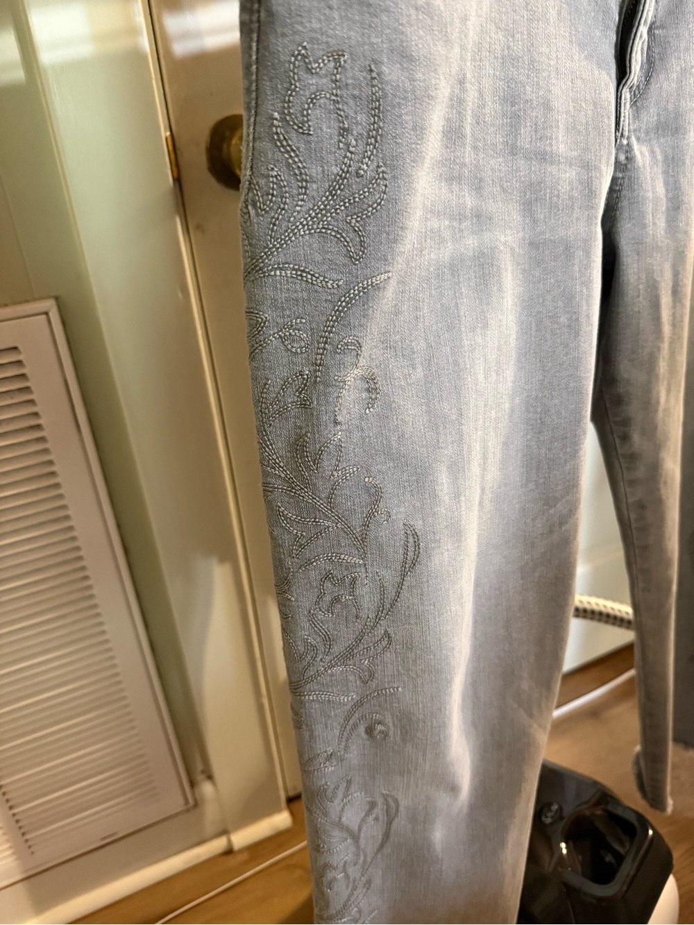 Democracy "Ab"solution high-rise slim straight jeans in a faded gray. Size 14P